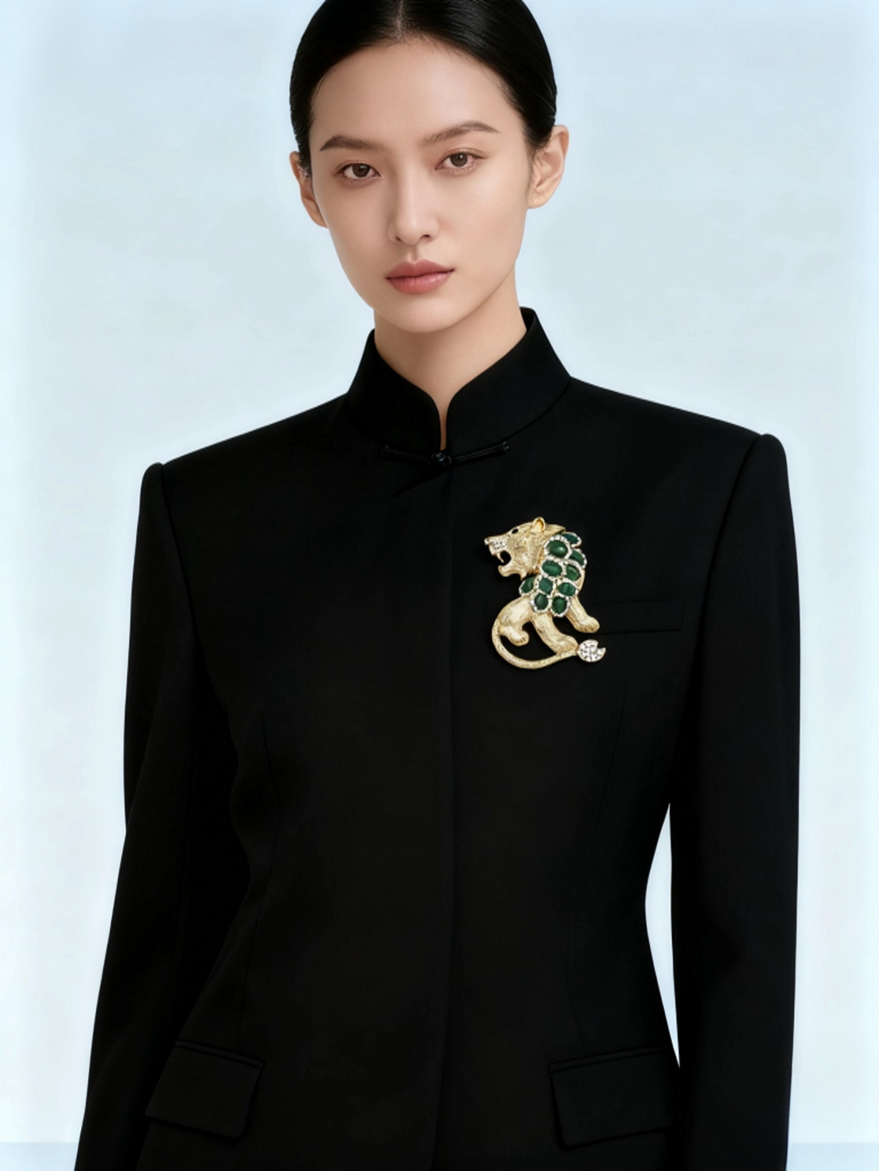 Regal Golden Lion Brooch | Vintage Emerald-Green Gemstone | High-End Mid-Luxury Statement Piece for Suits
