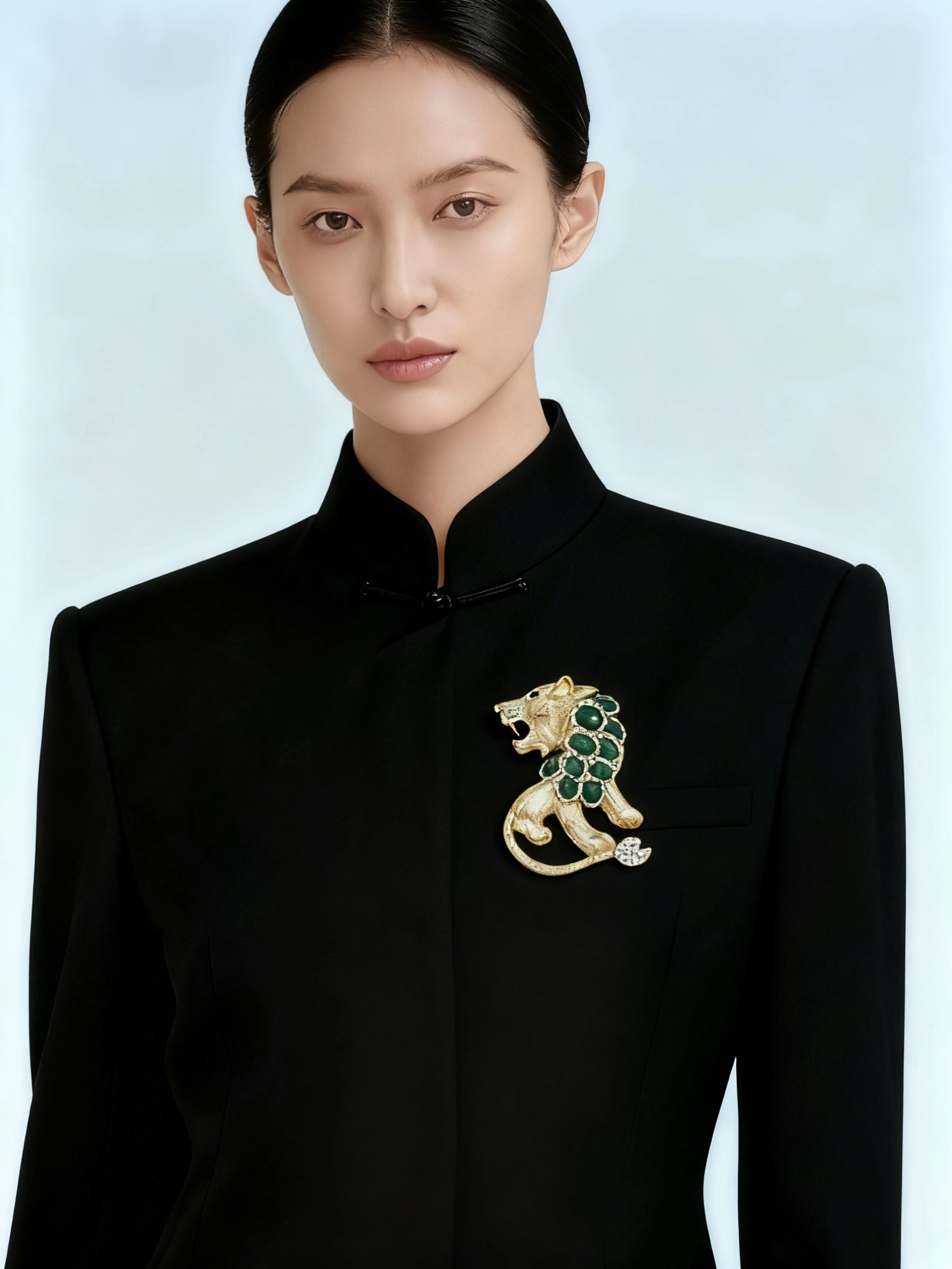 Regal Golden Lion Brooch | Vintage Emerald-Green Gemstone | High-End Mid-Luxury Statement Piece for Suits