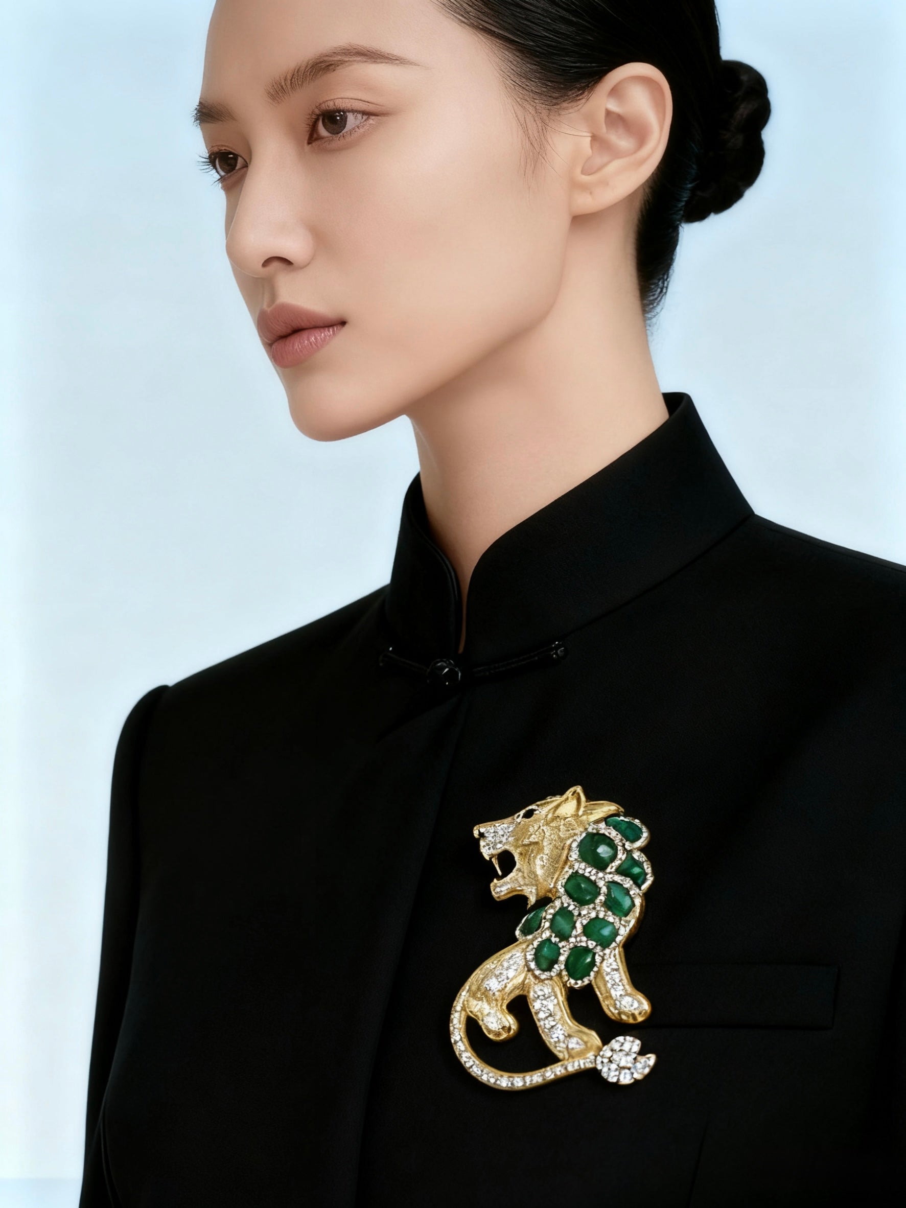 Regal Golden Lion Brooch | Vintage Emerald-Green Gemstone | High-End Mid-Luxury Statement Piece for Suits