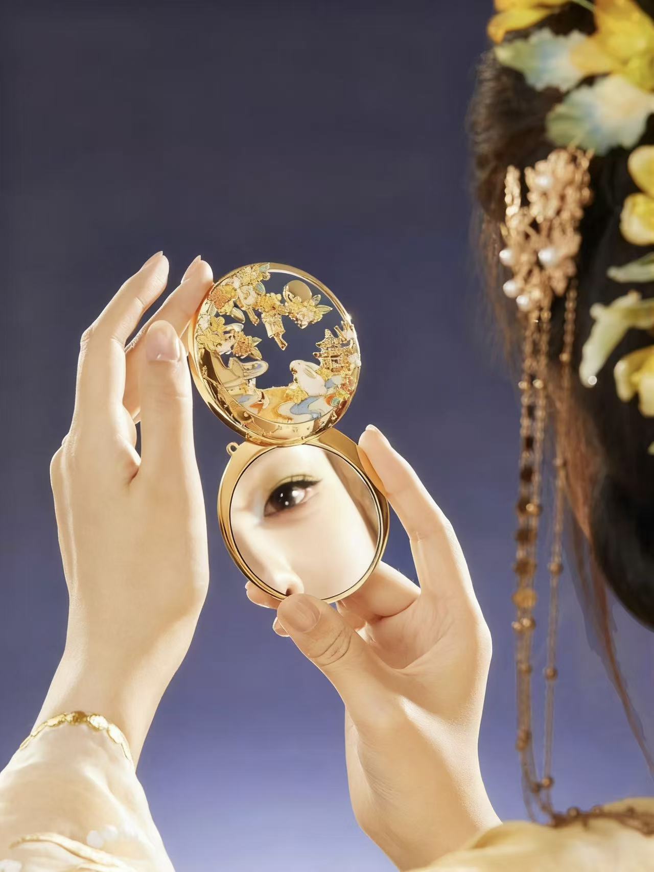 Limited Beijing Moon Osmanthus Rabbit quicksand mirror—ideal for gifting on birthdays or Mid-Autumn. Luminous effect enhances usability, while cultural elements stand out.