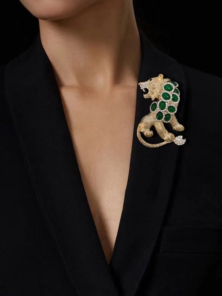Regal Golden Lion Brooch | Vintage Emerald-Green Gemstone | High-End Mid-Luxury Statement Piece for Suits